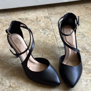 Like New Apt 9 2.5 in black heels size 9